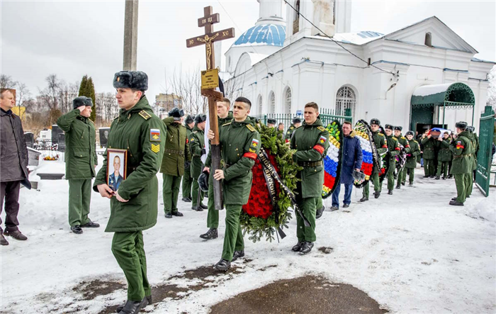 Сын заключил контракт на 6 месяцев: какие выплаты ожидают его?